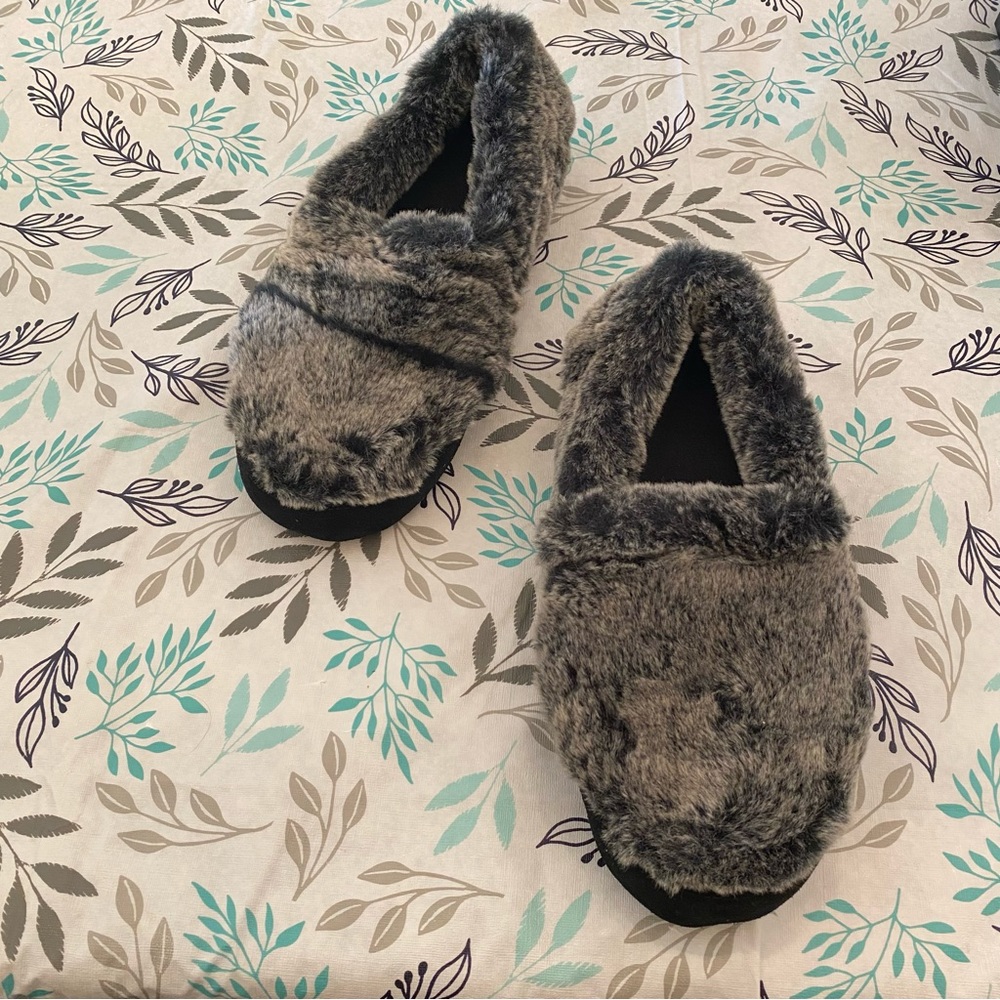 Zealand Slippers Grey Gray fluffy fuzzy cozy NWOT